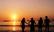 和老朋友在一起分享欢乐时刻，让我们尽情畅聊的幸福句子