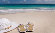 在阳光明媚的海滩上尽情嬉戏玩水，让人难以忘怀的开心时光！