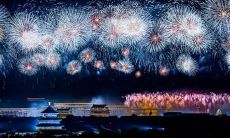 展现烟花绚烂之美的诗意文句，称颂这份浪漫之余，也不忘主张安全防护