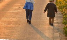 弟弟在手机上向他的姐姐发送数字化货币的表述方式