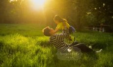 如何通过积极的语言和行动，向他人传递正能量并帮助他们开心过日子？