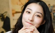 有哪些描述女性开心的句子？用语生动形容女孩笑容灿烂、喜悦满溢的句子