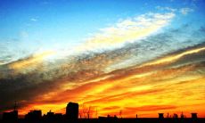 夕阳西下，天边晚霞熠熠生辉，渲染着整个天空，宛如一幅绝美的画卷