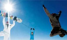 享受滑雪乐趣的人们在朋友圈中畅所欲言的分享和句子，让你感受到滑雪带来的无与伦比的快乐和乐趣