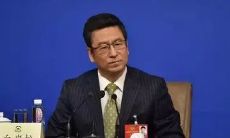 「白岩松的忠告：我们应该珍爱生命，因为它无穷无尽的可能性，在追求梦想的路上，坚定勇敢地前进！」