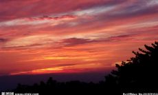 壮丽瑰丽、宏伟壮观的夕阳映出的晚霞，构成了一幅色彩斑斓、令人心旷神怡的绝美画卷