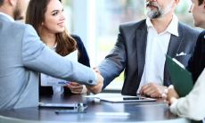 送给尊敬的客户的温馨祝福，用短信为您带来关怀与感恩之情！