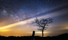 借助夜晚倾诉真情的句子表达技巧