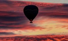 通过幽默搞笑的句子让他人放松心情，增添开心欢乐的氛围