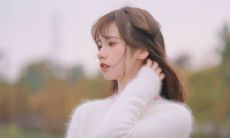 深藏心中忧伤，表露出欢愉的话语