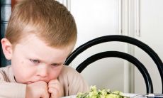 为孩子营造愉快餐食体验，陪伴并创造开心时刻的重要性