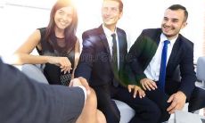 将短信问候用简短的方式传达给客户