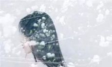 经历难以忘怀，拖着心痛的重重负担，挣扎着走过漫漫长夜——形容极度心痛的生动图片