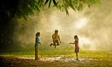 一场充满欢声笑语的朋友聚会，让人心情愉悦，共度美好时光