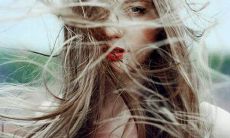 一副充满失望和绝望情绪的带字图片，表现一个人深受打击的心情