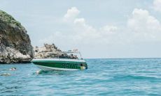 欢乐无限的孩子们尽情嬉戏玩耍，快乐洋溢在他们的笑声和活力中！