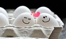 为客户送去简洁问候的短信，让他们感到关怀和重视