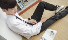 与亲密的兄弟欢乐玩耍的愉悦时刻表达与挚爱兄弟一起感受快乐的心情