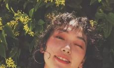 女生以低调姿态自拍的文字分享