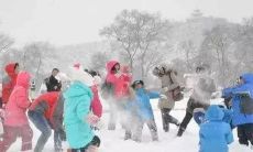 诗意十足的赞美冬季打雪仗乐趣，带给人们无尽欢愉和美好回忆的句子