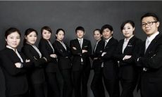 如何通过积极的语言和情感激励销售团队实现业绩增长？