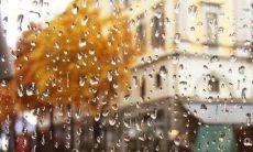 在雨天里留下悲伤文字的情感表达