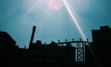 用长短句相间的形式，尽可能详细地描述一条可以发送给客户的元宵节问候短信：