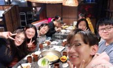 在家人聚会中融洽愉悦，彼此分享欢笑和温馨，尽情抒发感情和快乐，无比开心的美妙时刻