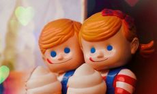 如何用温馨的短信问候客户，从而加强客户关系并提高销售表现？