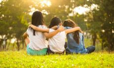 探究友谊的座右铭：探索如何维护和珍惜恋爱关系中的真诚、忠诚、共同经历和相互支持的核心价值观