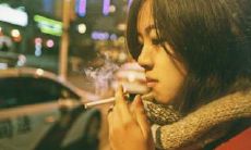 流露出失望却又怀着难以割舍的情感，形容女人对老公的复杂情绪