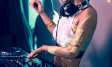 在周末的酒吧与夜店尽情畅饮，分享嗨皮的经历并撰写精彩的朋友圈文案