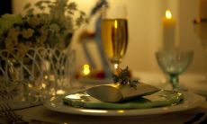 分享，畅所欲言，笑声不断：与亲密友人欢聚饮酒开怀时说出的愉悦言语