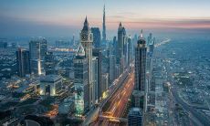 用生动形象的文字描绘城市熙攘喧嚣、密布高楼的壮阔场景：感受城市繁华的震撼，惊叹于高楼林立、人来人往的绚烂景象！