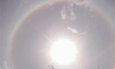 烈日当空，送去清爽问候：天气炎热，随手发短信，怡情解暑！