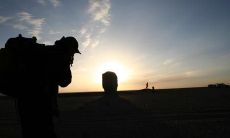 探究人性与道德困境：如何在当今充满挑战的社会中做出正确的决策？