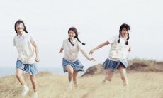 同学们 在一起玩耍，表现出非常愉快、感到无拘无束、豁达快乐的情形和状态的句子