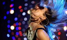 如何在蹦迪中大声喊出令人震撼的口号？