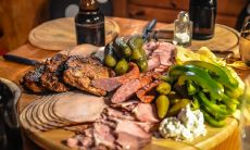 如何用引人入胜的美食文案短句吸引更多食客？