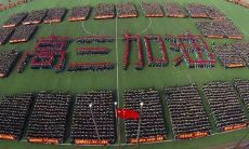 班级高考百日誓师口号：共赴高考战场，锤炼自我直面未来，心怀信念超越困境，不达目的誓不罢休！