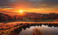 美容师以短信为媒介，对顾客送上问候和关怀的行业实践