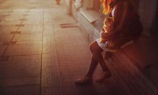 只要坚定前行，哪怕困难重重，生活再苦再累，也能战胜逆境！