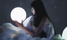 满眼冷漠无奈，心灰意冷的措辞表达亲情冷漠与抑制感受的痛苦