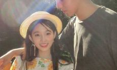 在这个浪漫季节中，感情深厚的情侣们尽情秀恩爱，享受着每一个甜蜜瞬间，以一人一句独特的话语，表达彼此之间的真挚情感