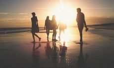 穿过人生的浩瀚长河，感受沧海桑田般的变化与挑战，经历岁月的磨砺与淬炼，才能品味真正的人生滋味