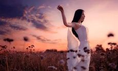 通过回想过去，我后悔现在所选择的那些言辞和表达方式