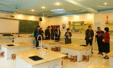 校长的座右铭——着眼未来，培育英才，创造优异的教育价值观！