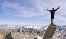 在人生的旅途中，要铭记的至关重要的经验是：我们必须尽可能地保持快乐，并确保我们能够尽情享受快乐的心态，因为一个快乐的心态是实现我们全部潜能的关键！