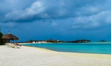 在江边欣赏美妙的夜色，留恋此刻绝美的江岸余晖