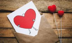 这些让人痛彻心扉、情感绵长的话题，表达着不想离开，又不得不分开的悲伤情绪